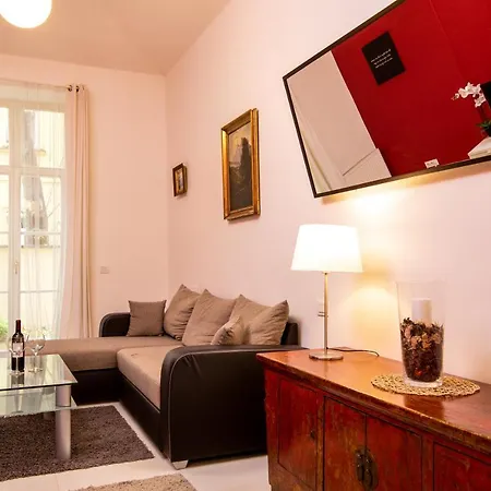 Lesser Town Suites Near Petrin Park Апартаменты *