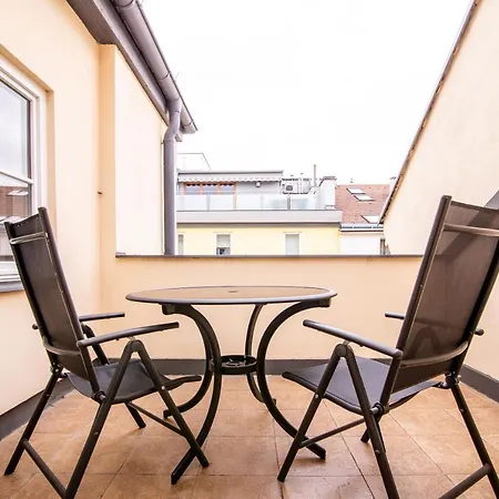 Lesser Town Suites Near Petrin Park Апартаменты