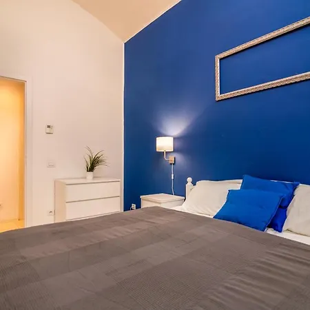 Апартаменты Lesser Town Suites Near Petrin Park Прага